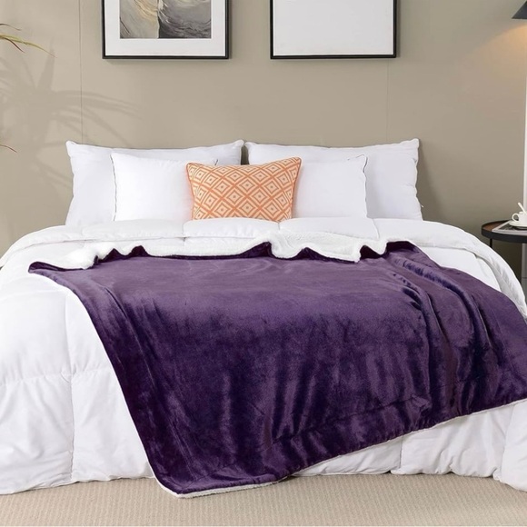 Luxurious Purple Sherpa Fleece Blanket - Picture 4 of 5